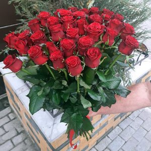 букет 51 красная роза в Трускавце фото