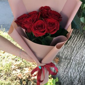 7 красных роз с конфетами в Трускавце фото