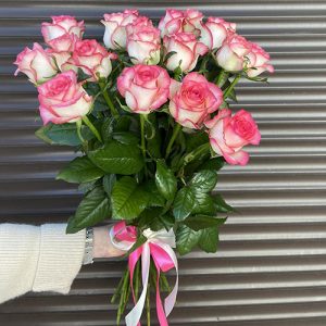 букет 15 біло-рожевих троянд у Трускавці фото