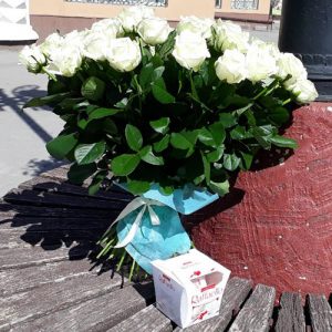 букет 25 білих троянд і коробка цукерок фото