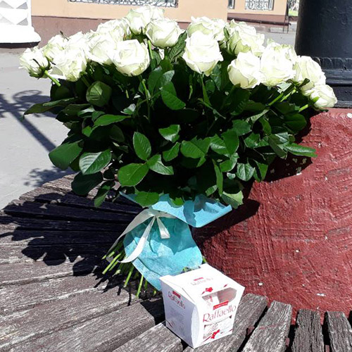букет роз и коробка конфет фото