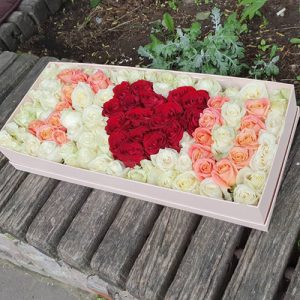 великий букет троянд в коробці у формі I love You для коханої фото