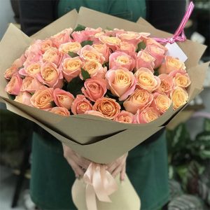 Большой букет из 51 розы кораллового цвета в Трускавце фото