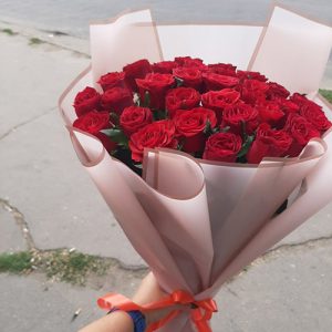 Фото букета 35 красных роз