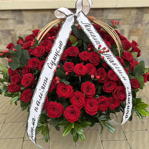 великий кошик червоних троянд на похорон в Трускавці фото