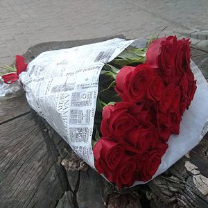 букет з 21 червоної троянди фото