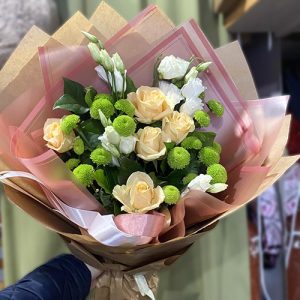 троянди, еустоми та зелені хризантеми фото букета