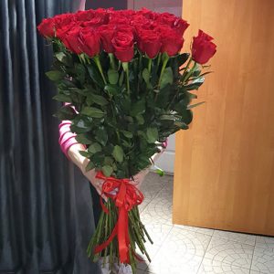 25 високих імпортних троянд в Трускавці фото