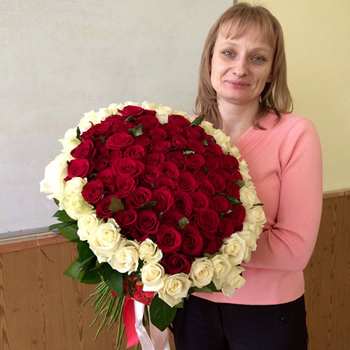 червоне серце із троянд з білою окантовкою фото букета