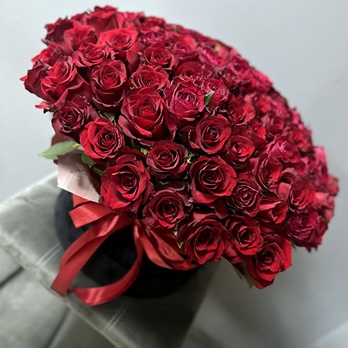 фото товара 101 роза красная в шляпной коробке